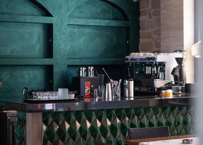 Uestuen * אלאניה